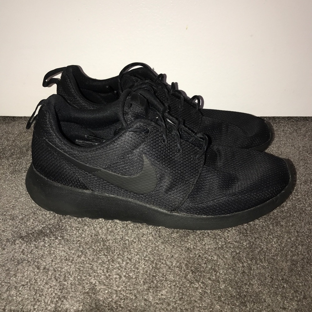 Women’s Nike Roshe Ones all black running sneaker